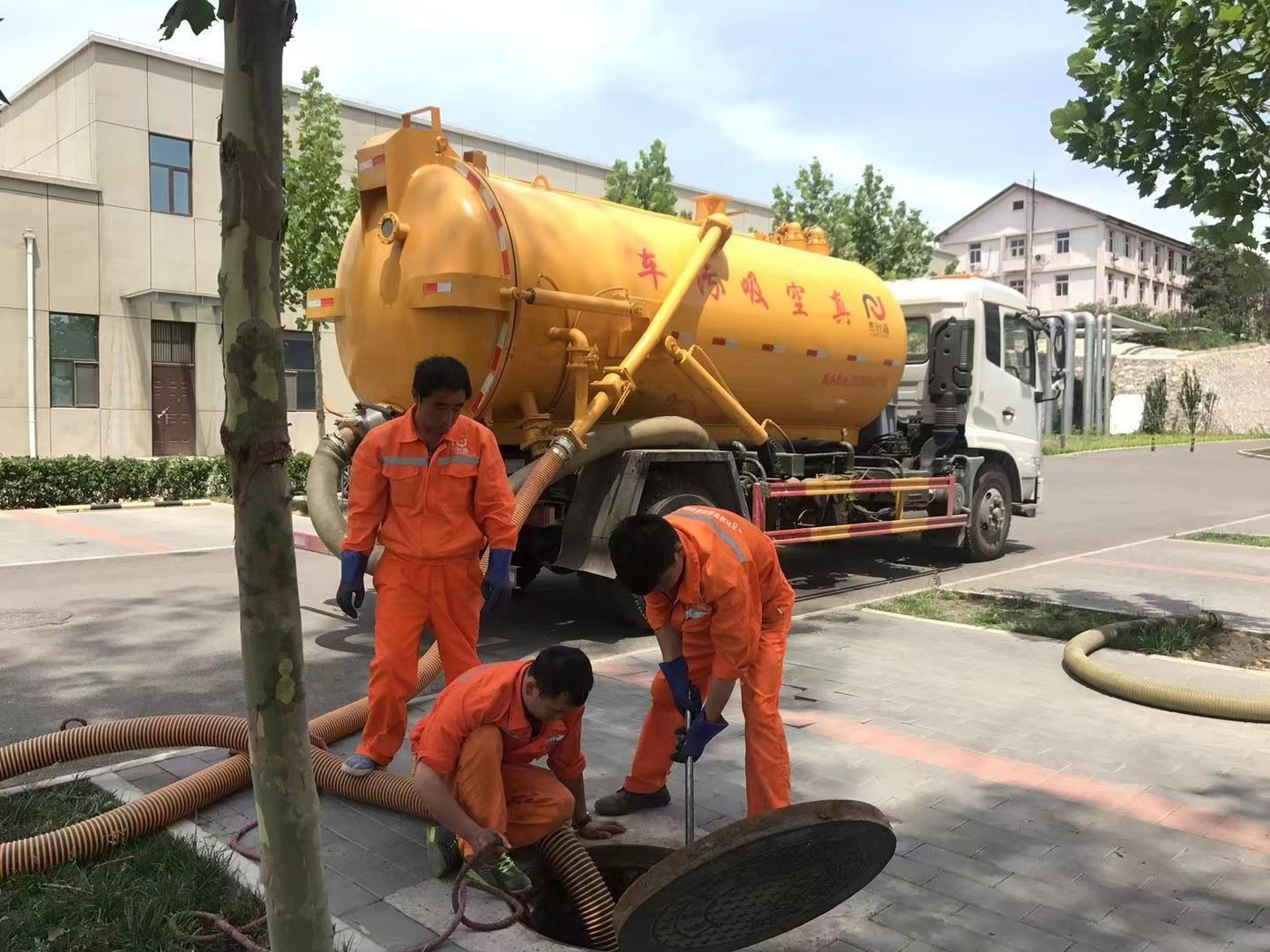 团风管道疏通车停在窨井附近