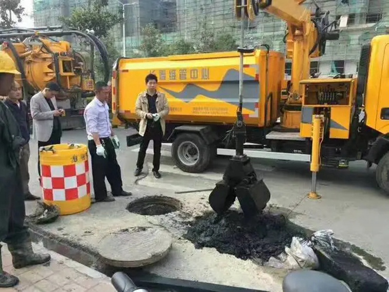 团风街道：网格员化身“清道夫”，为民解忧疏通“堵心”化粪池