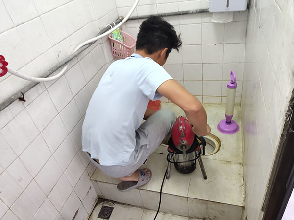 团风肥皂掉到马桶里把马桶堵住了怎么办？马桶堵住了怎么办