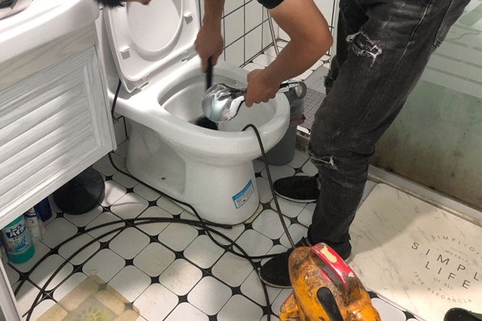 团风马桶堵塞自己疏通还是找师傅?专业上门服务让你省时更省心